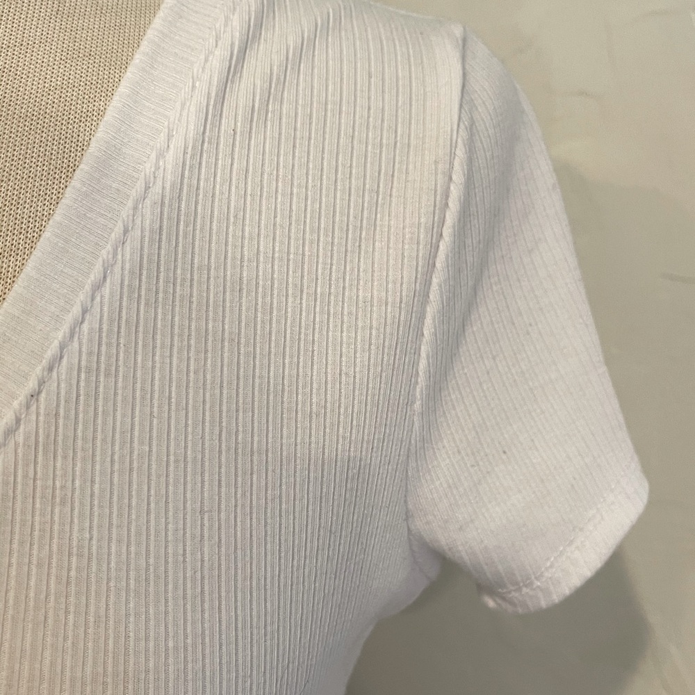 Destined Ribbed V-Neck Crop Top - Picture 7 of 8